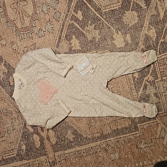 QUILTEX 6/9mo Infant onesie, sweet pink hearts design, front snaps! NWT! - Picture 2 of 2